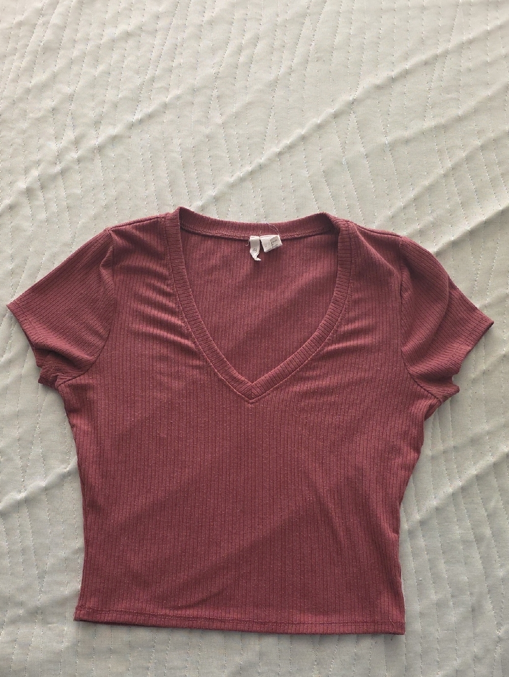 Tilly's Short-Sleeve Ribbed V-Neck Tee in Mauve Size M